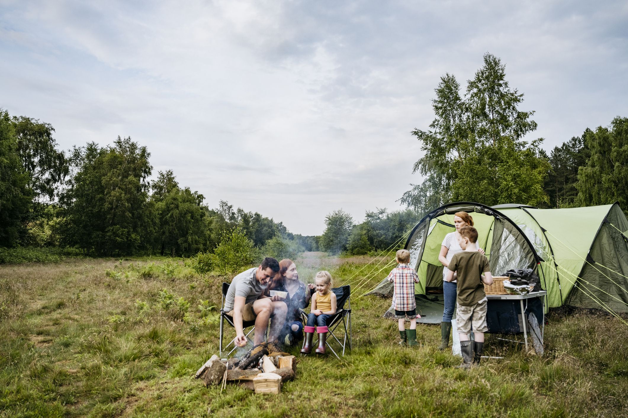 Devant -Mobilier De Camping Soldes father and mother with children on springtime royalty free image 1679951436